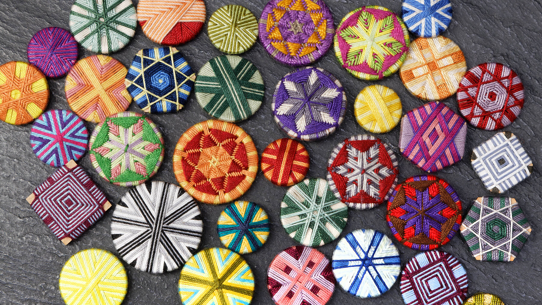 Eine Auswahl bunter Posamentenknöpfe