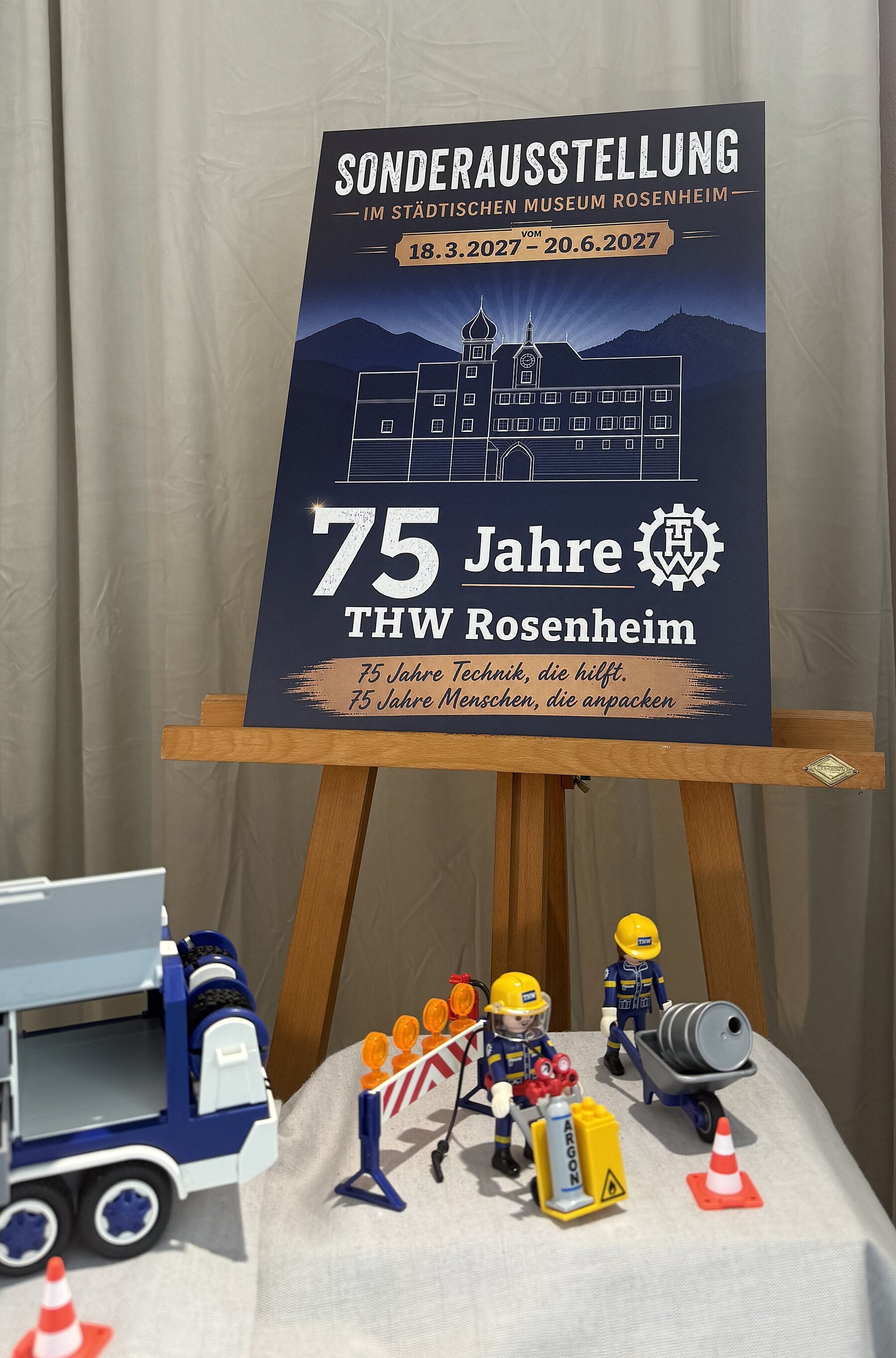 Schaufenster mit Plakat der Sonderausstellung
