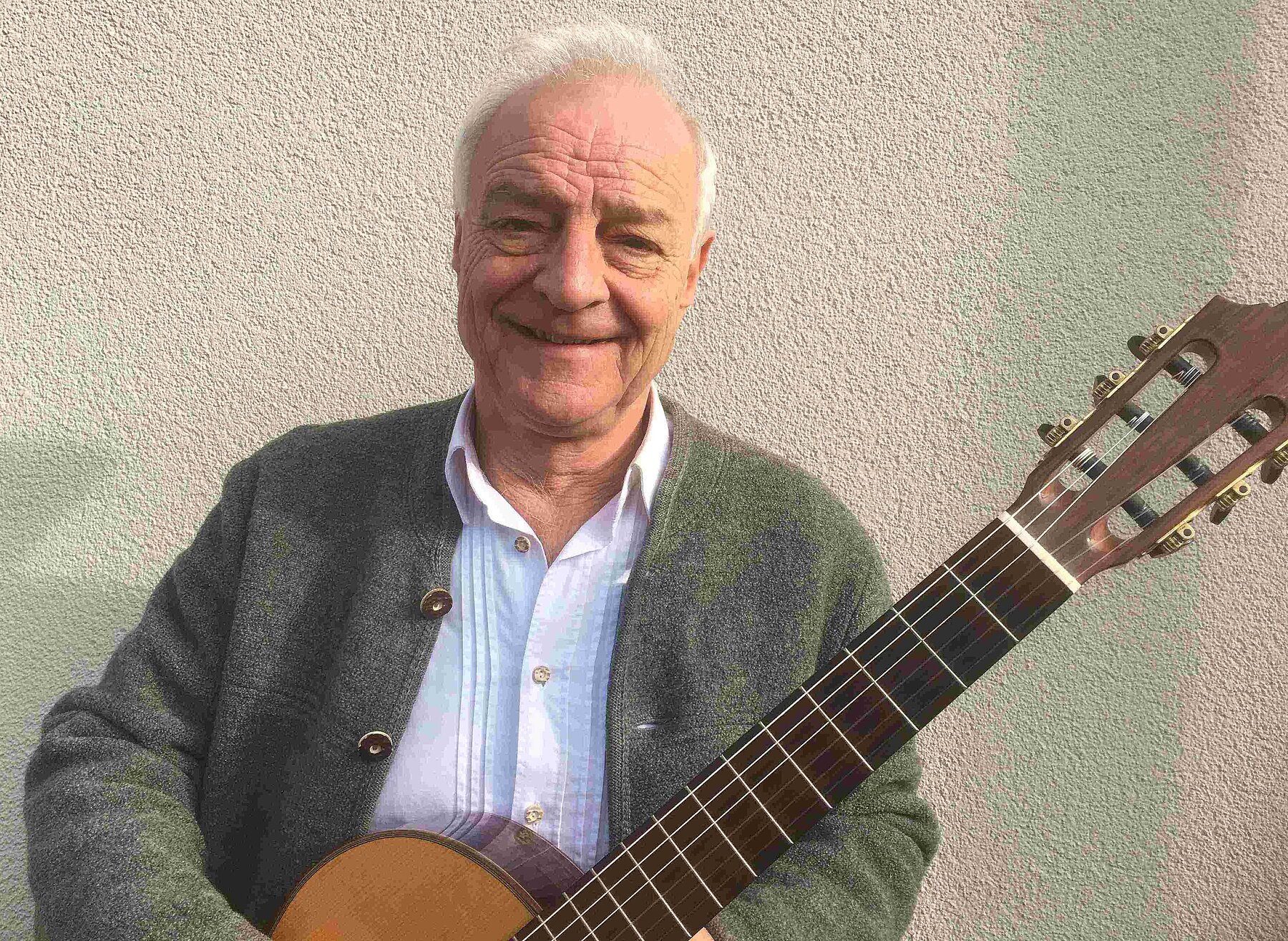 Christoph Maier-Gehring mit Gitarre