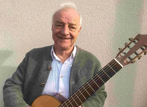 Christoph Maier-Gehring mit Gitarre
